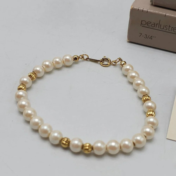 Vintage 1985 Signed Avon Pearlustre Faux Pearl Gold Tone Earring Bracelet 7.75” - Picture 5 of 5